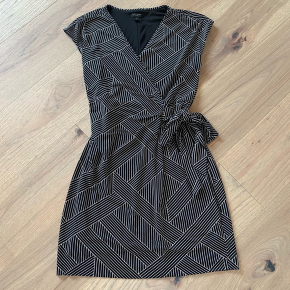 Ann Taylor Dresses & Skirts - Ann Taylor Woman’s Petite Black and White Geometric Wrap Dress Sz 4 Petite NWOT